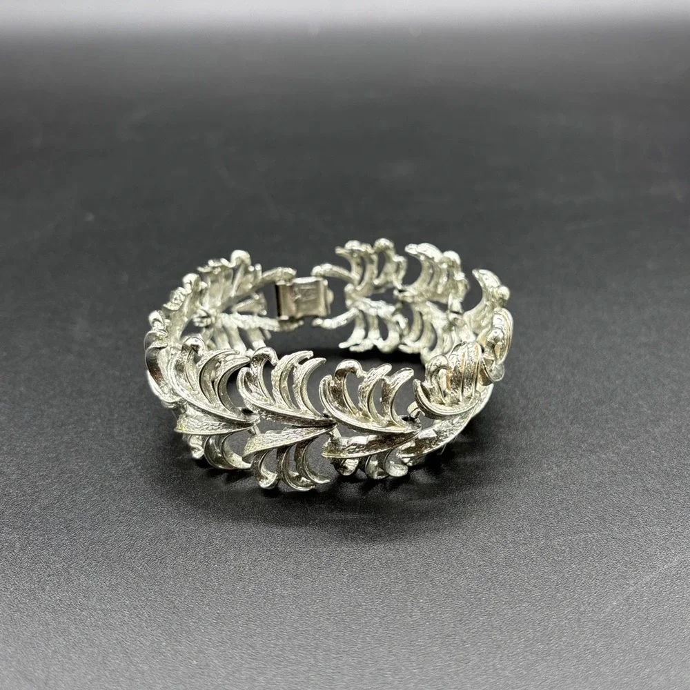 Signed Coro Textured Silver Tone Leaf Like Pattern Linked Vintage Bracelet